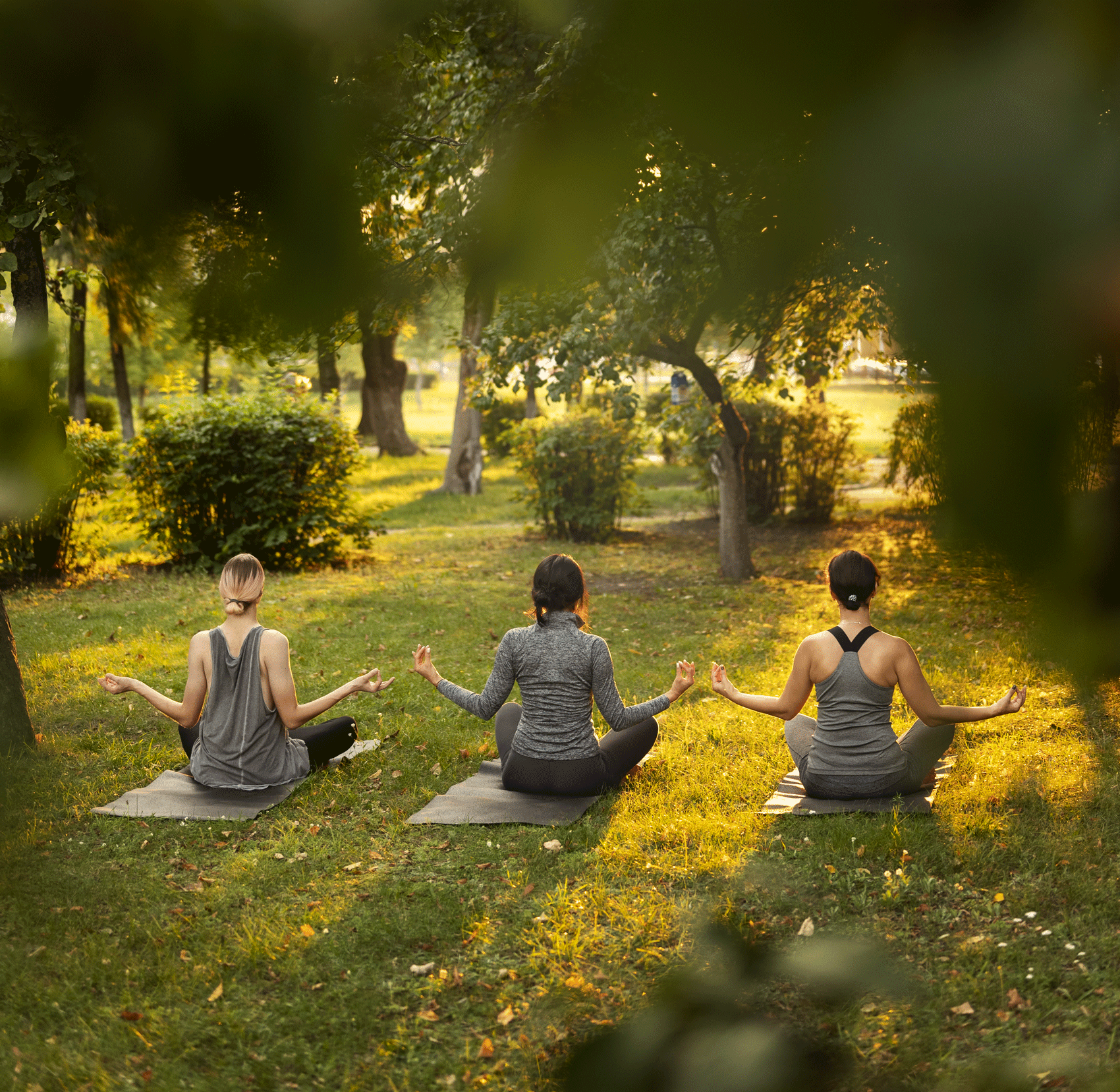 full-shot-women-meditating-outdoors