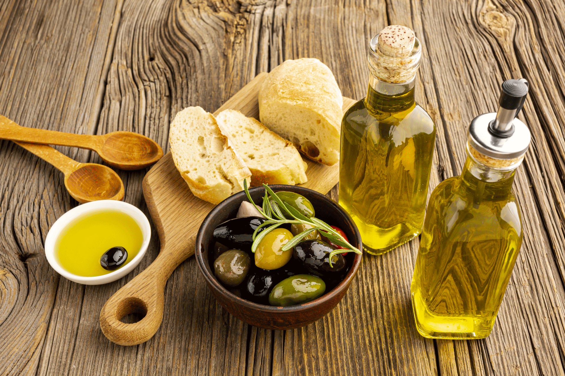 le-olive-ad-alto-angolo-mescolano-bottiglie-di-pane-e-olio